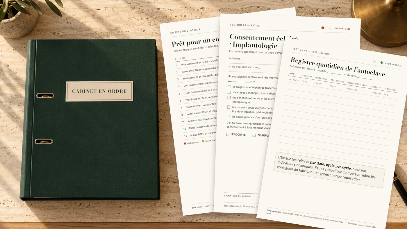 Le classeur vert de Cabinet en Ordre et les modèles sur un comptoir en travertin